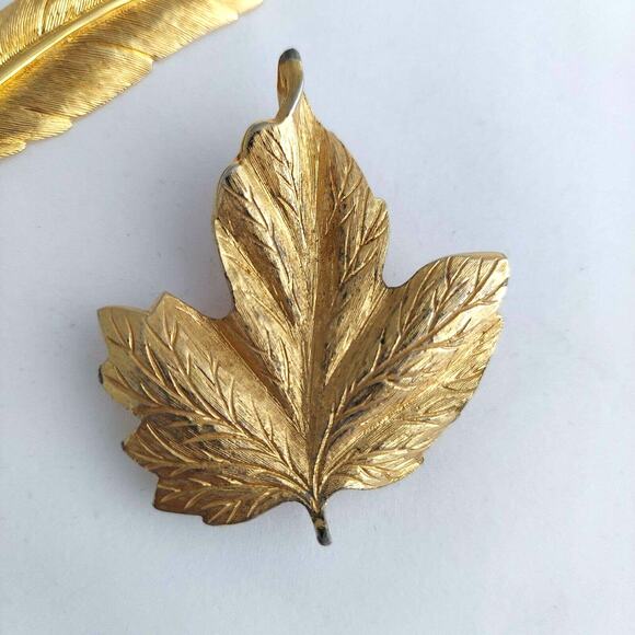 MONET Pin Lot of 2 Feather & Maple Leaf Brooch Textured Gold Tone Vintage Estate - Picture 2 of 10